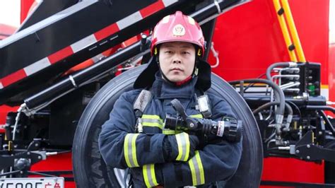交通事故司机被困！南安消防5分钟成功营救_腾讯新闻