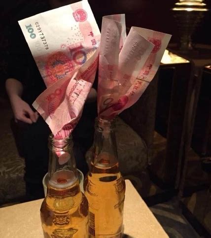 温州“土豪”任性喝酒：啤酒瓶上插钱 喝完拿走_社会新闻_温州网