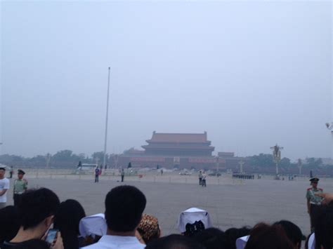 上海举行升旗仪式迎国庆 群众翘首仰望五星红旗冉冉升起_新浪上海_新浪网