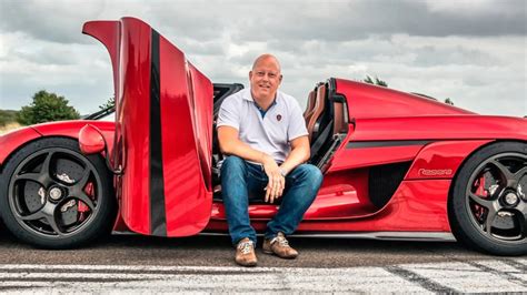 Christian von Koenigsegg (53 años), que hace hiperdeportivos de más de 2.000 CV, se rinde al ...