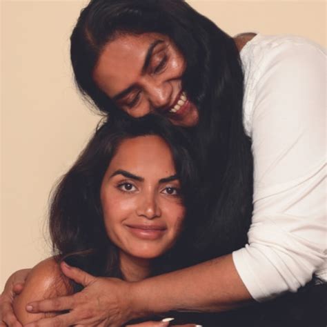 Why hair oiling is having a major global moment - Harpers bazaar