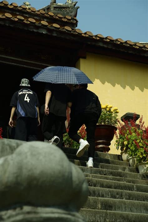 People Walking Up Stairs 的图像结果