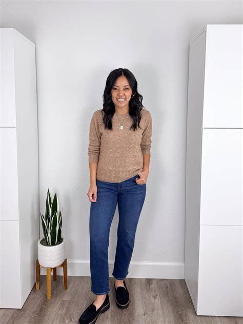 6 Outfits With a Brown Sweater for Fall