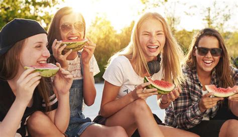 女孩儿们在吃西瓜图片-户外阳光下女孩儿们在吃西瓜素材-高清图片-摄影照片-寻图免费打包下载