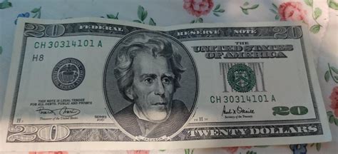 I got tipped the crispiest 2001 twenty dollar bill today. : r ...