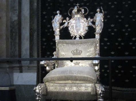England's Coronation Chair, Chrysanthemum Throne: 5 Monarchies & Their ...