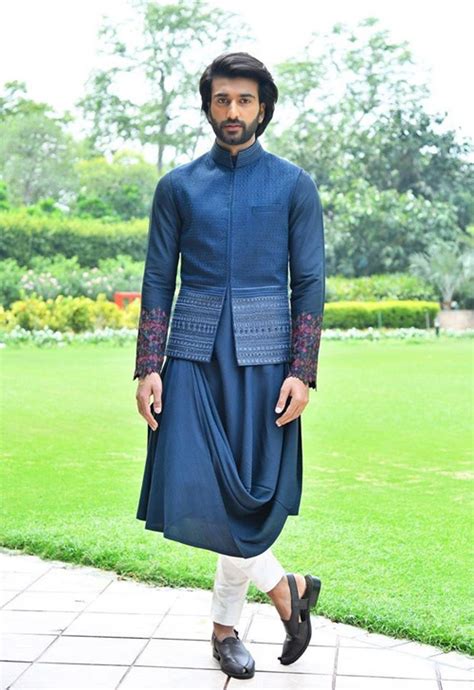 These 9 Celeb-Approved Shoes Are The Most Stylish Juttis & Slippers To ...