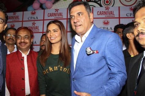 Esha Gupta and Boman Irani spend time with cancer affected children ...