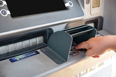 郑州街头现诈骗信用卡 ATM机上显示余额30万(图)_新闻_腾讯网