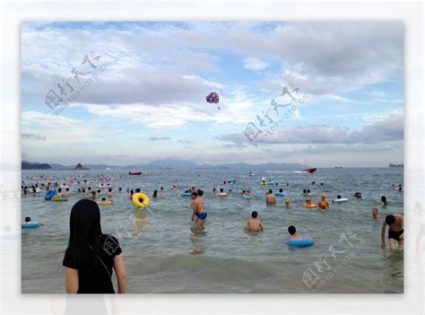 各地冲浪客在万宁日月湾浪尖上起舞[图]_海口网