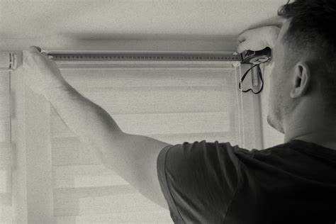 Window Blinds Installation 的图像结果