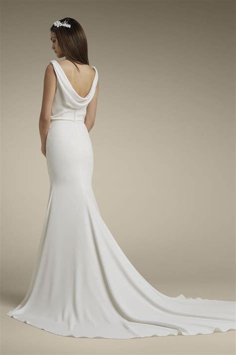 30 Simple Wedding Dresses for Minimalist Nearlyweds | Elegant bridal gown, Wedding dresses ...