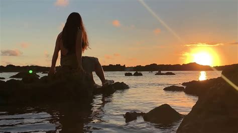唯美海边夕阳，海边美女，沙滩美女视频素材,休闲娱乐视频素材下载,高清1920X1080视频素材下载,凌点视频素材网,编号:371016