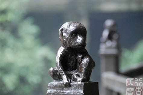 防护栏杆上的小猴雕塑2 - 邵风雷 - 图虫网 - 优质摄影师交流社区