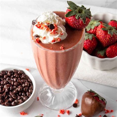 Chocolate Covered Strawberry Protein Shake (4 Ingredients ...