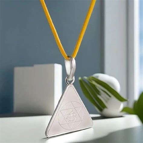 Trishakti Pure Silver Maa Saraswati Yantra Pendant/Locket/Kavach for ...