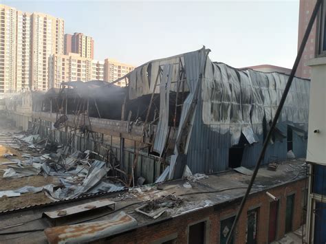 郑州惠济区一仓库起火，现场仍在救援-大河新闻