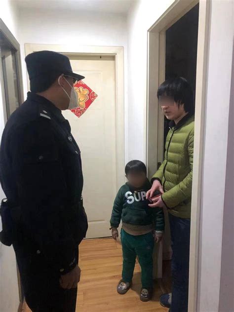 六岁男童春节前走失，民警发动居民提供线索助其回家_孩子_男孩_父亲