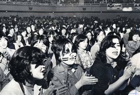 大变活人 on Twitter: "邓丽君在香港，1977 年。"