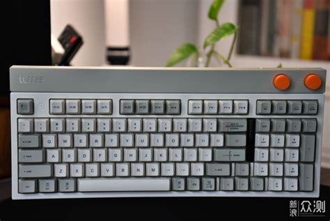 洛斐LOFREE小方98三模机械键盘评测：外观复古简约，细节配置全面_腾讯新闻