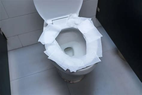 公共厕所里的一次性马桶坐垫纸，你们都是怎么用的？ - 知乎