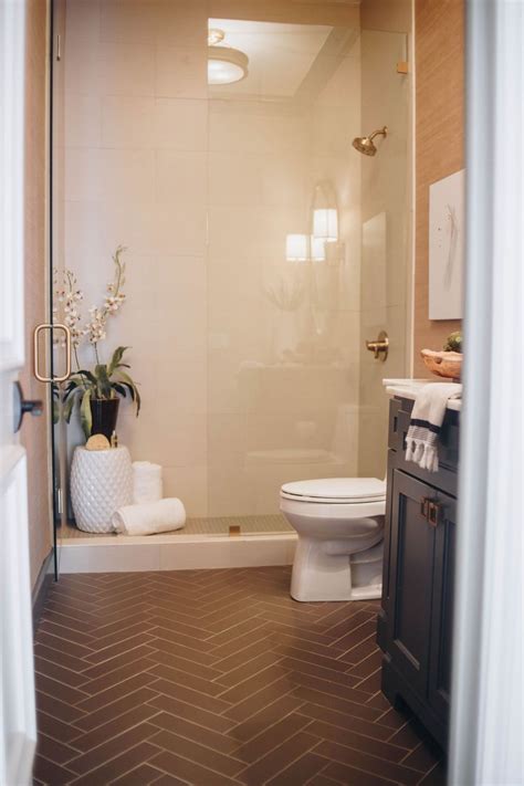 Chic Guest Bathroom Decor Ideas with Seagrass Wallpaper