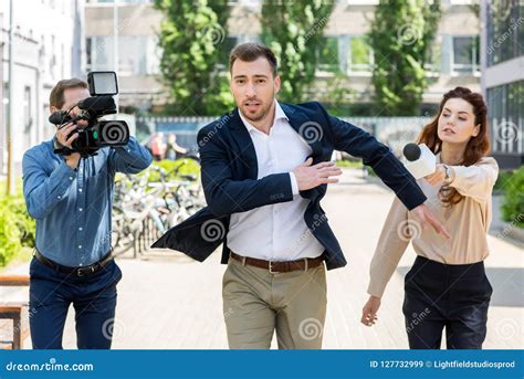 Businessman Running towards Camera 的图像结果