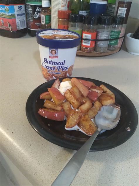 Apples, a tbsp butter, a tbsp sugar and some cinnamon simmered in a pot ...