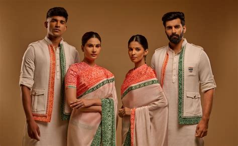 डिजाइनर ने ड्रेस पर अपना लोगो ही छाप डाला! पेरिस में भारतीय दल के ...