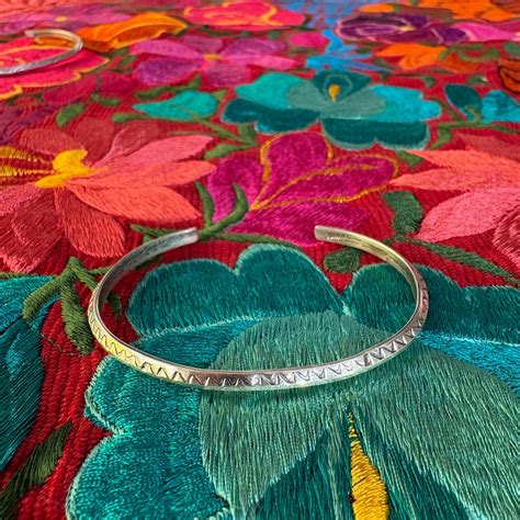 TRIANGLE STAMP WORK BANGLE(3mm) | BREAKERS(Z)