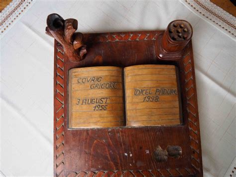 Pieptare autentice cu motive populare din piei de oaie prelucrate