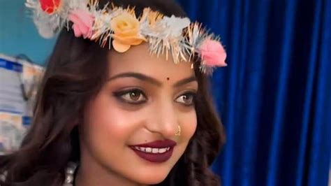 Mona Lisa, viral girl at Mahakumbh 2025 to act in films? Here's what ...