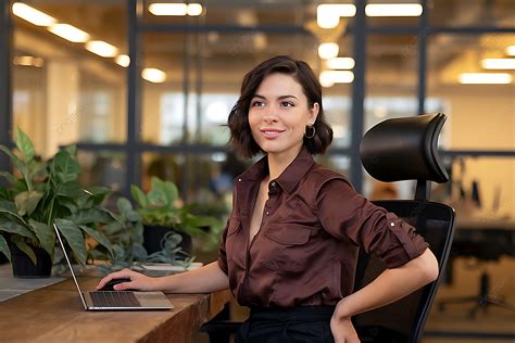 Businesswoman Wallpaper for Laptop 的图像结果