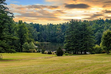 HIGHLAND LAKE INN & RESORT (Flat Rock) - Hotel Reviews, Photos, Rate ...