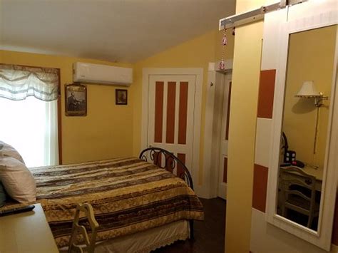 THE GRIDLEY INN (Waterloo) - B&B Reviews, Photos, Rate Comparison ...