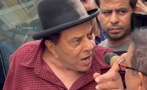 वोट देने के बाद इस बात पर बुरी तरह भड़के धर्मेंद्र, उखड़ते हुए दिया ...