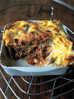 Jamie Oliver   Official website for recipes, books, tv  