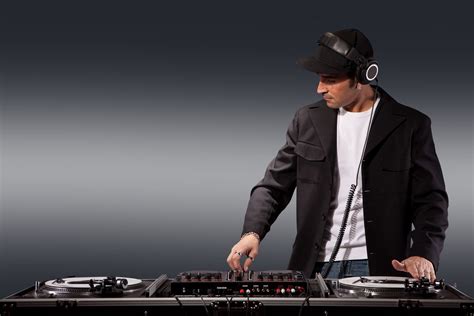 What is a Virtual DJ Service? Discover more and benefit your event.