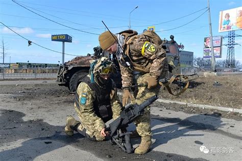 乌军逃出包围圈，俄军苦于没有穿甲装备，眼睁睁看着装甲车逃离|俄军|乌克兰|装甲车_新浪新闻