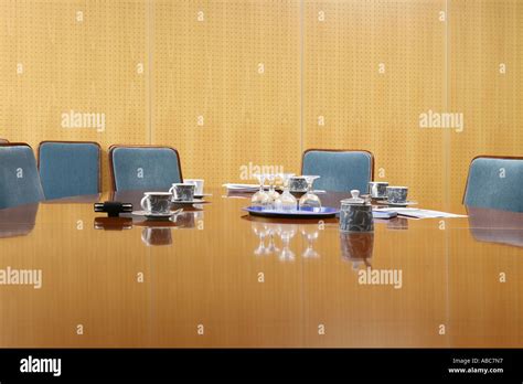 Meeting at Conference Table 的图像结果