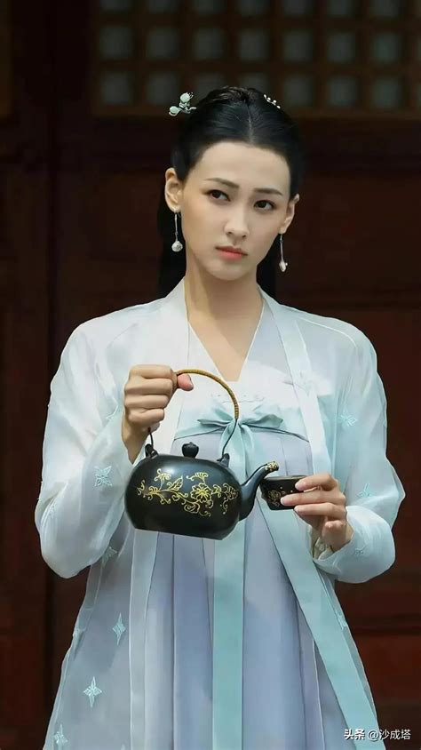 Sexy and charming Ding Xiaoying - iNEWS