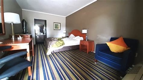 BURTON INN & SUITES - Motel Reviews & Photos - Tripadvisor