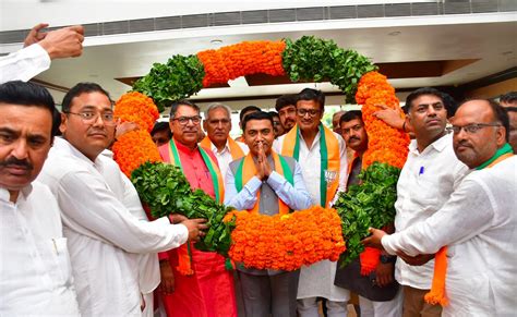 2000 का मोबाइल ₹6600 में खरीदकर बांट रही सरकार', नेता प्रतिपक्ष ने ...