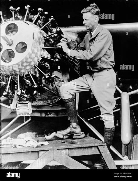 Roosevelt Field, New York : mai 1927 le capitaine Charles Lindbergh met ...