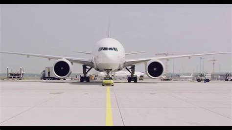 Mini Cooper : Electric Mini Cooper SE turns muscle car, tugs 150-ton ...