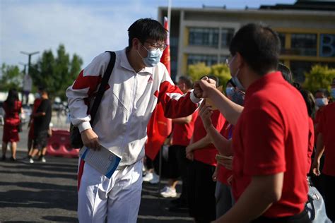 组图：2022年北京市高考开考 4.8万余考生走入考场--教育--人民网