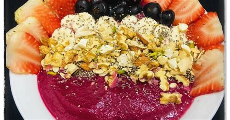 Beetroot, apple, banana smoothie bowl Recipe by Travel with Hena - Cookpad