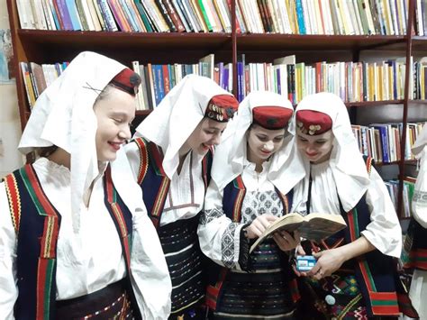 Novosti.rs | Galerija | RAZVIJAJU NAVIKU ČITANJA KNJIGA: Mladi ...