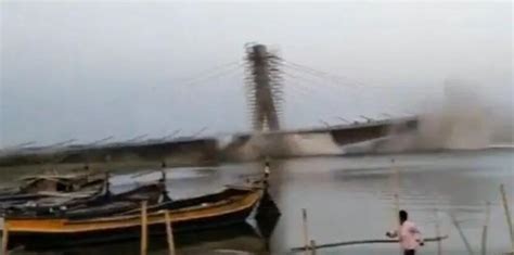 印度一座拉索桥倒塌，至少141人死亡_奇速英语