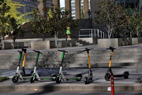 Las Condes sancionará mal uso de scooters eléctricos: estas son las ...
